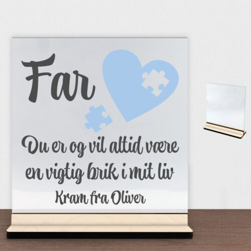 Far du er og vil altid være en vigtig brik i mit liv | Glasskilt inkl. fod (poppel krydsfinér)