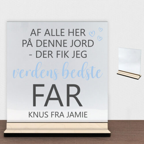 Af alle her på denne jord - far | Glasskilt inkl. fod (poppel krydsfinér)
