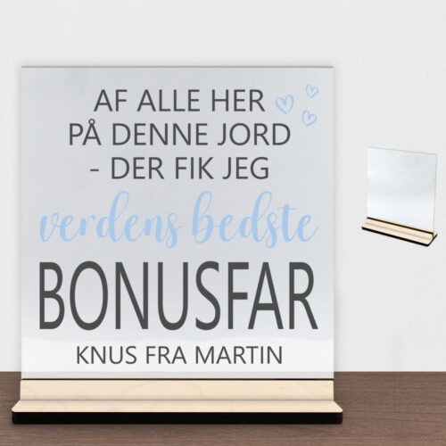 Af alle her på denne jord - bonusfar | Glasskilt inkl. fod (poppel krydsfinér)