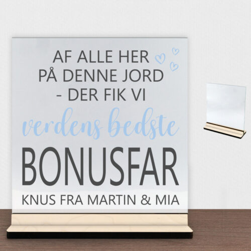 Alternative view of Af alle her på denne jord - bonusfar | Glasskilt inkl. fod (poppel krydsfinér)