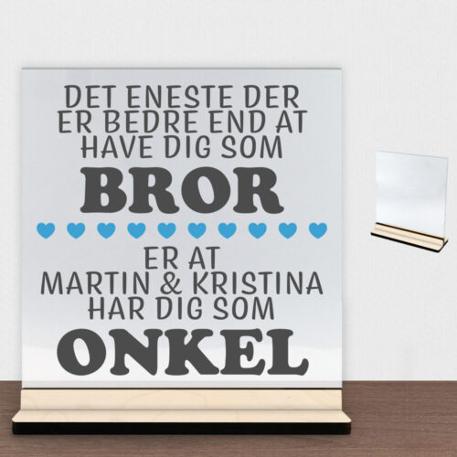 Det eneste der er bedre end... - bror/onkel | Glasskilt inkl. fod (poppel krydsfinér)