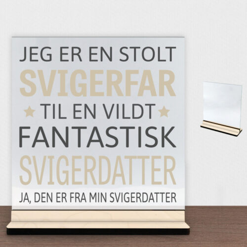 Jeg er en stolt svigerfar... - svigerdatter | Glasskilt inkl. fod (poppel krydsfinér)
