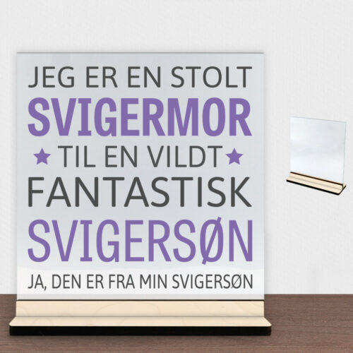 Jeg er en stolt svigermor... - svigersøn | Glasskilt inkl. fod (poppel krydsfinér)