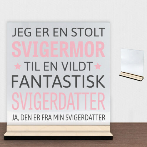 Jeg er en stolt svigermor... - svigerdatter | Glasskilt inkl. fod (poppel krydsfinér)