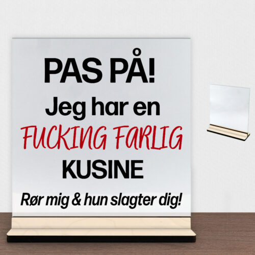 Pas på, jeg har en fucking farlig kusine | Glasskilt inkl. fod (poppel krydsfinér)