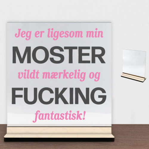 Jeg er ligesom min moster... | Glasskilt inkl. fod (poppel krydsfinér)