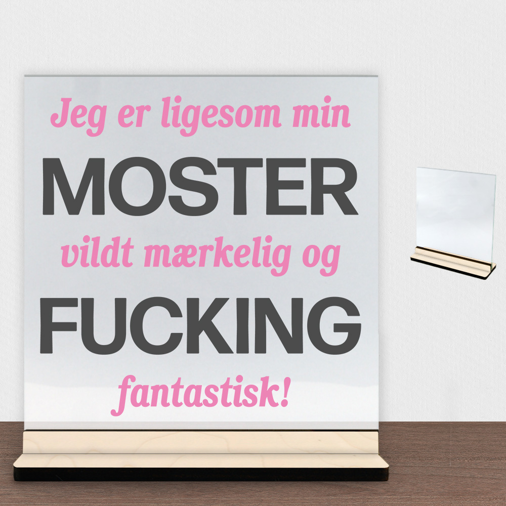 Jeg er ligesom min moster... | Glasskilt inkl. fod (poppel krydsfinér)