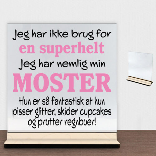 Jeg har ikke brug for en superhelt... - moster | Glasskilt inkl. fod (poppel krydsfinér)