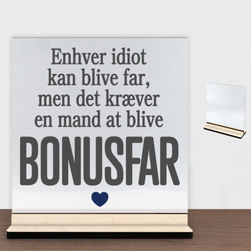 Enhver idiot kan blive far... (bonusfar) | Glasskilt inkl. fod (poppel krydsfinér)