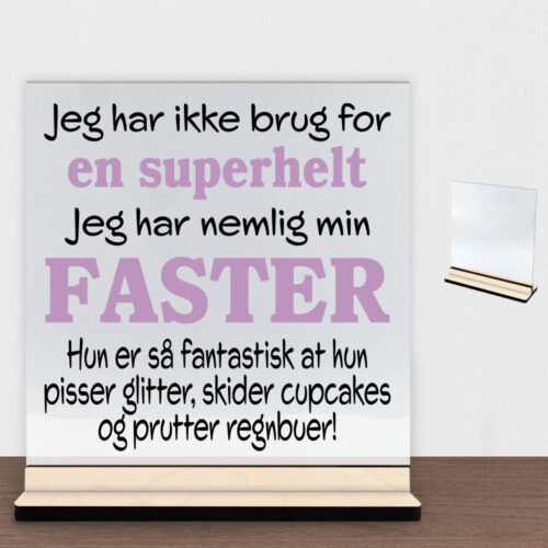 Jeg har ikke brug for en superhelt... - faster | Glasskilt inkl. fod (poppel krydsfinér)