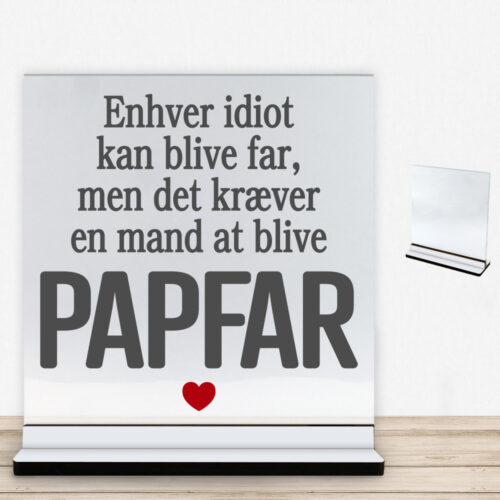 Enhver idiot kan blive far... (papfar) | Glasskilt inkl. fod med farvet overflade
