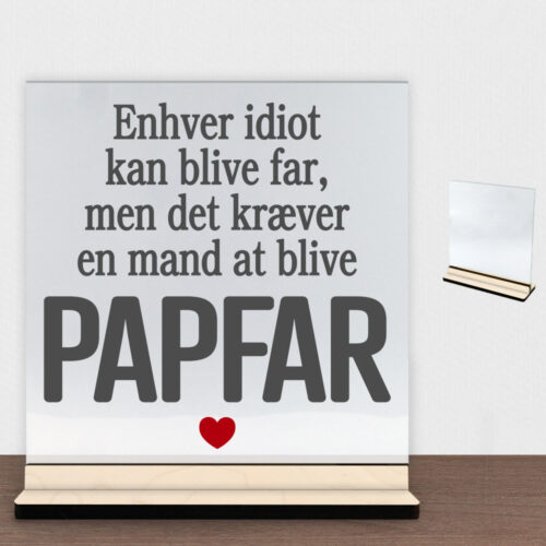 Enhver idiot kan blive far... (papfar) | Glasskilt inkl. fod (poppel krydsfinér)