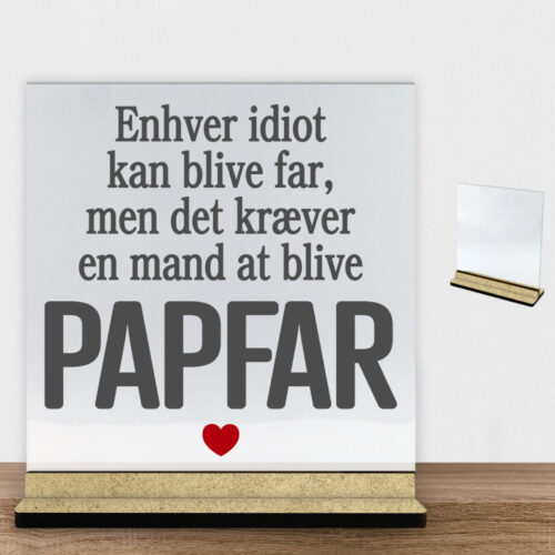 Enhver idiot kan blive far... (papfar) | Glasskilt inkl. fod (træfiber)
