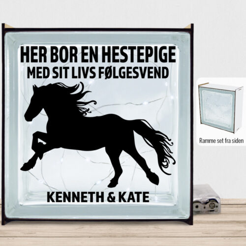Her bor en hestepige design 1 | Lyssten med ramme (farvet overflade)