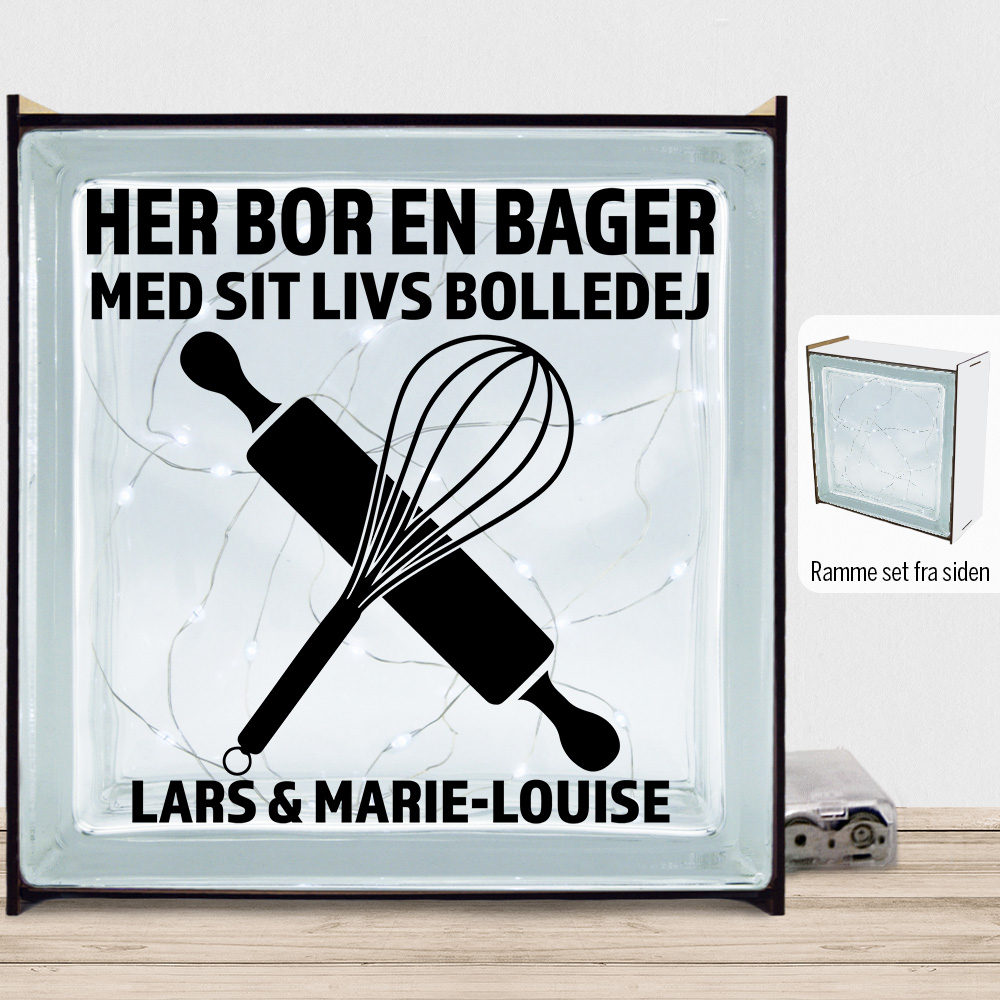 Her bor en bager design 1 | Lyssten med ramme (farvet overflade)