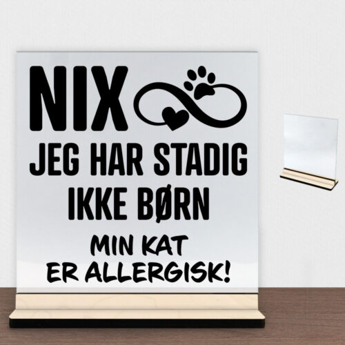 NIX jeg har stadig ikke børn - kat | Glasskilt inkl. fod (poppel krydsfinér)