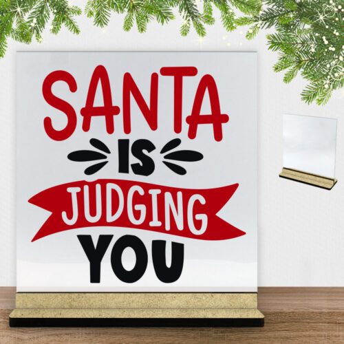 Funny Christmas - Santa is judging you | Glasskilt inkl. fod (træfiber)
