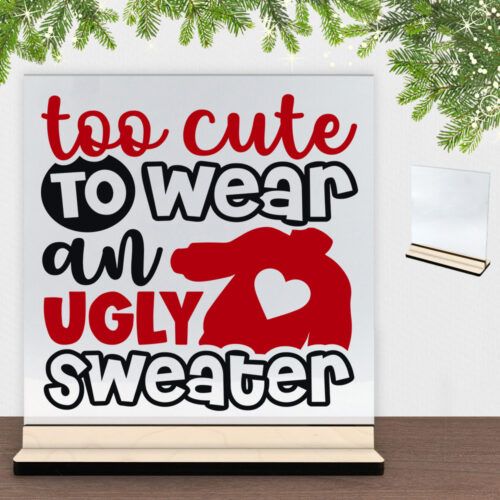 Funny Christmas - Too cute to wear an ugly sweater | Glasskilt inkl. fod (poppel krydsfinér)