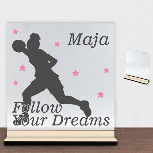 Alternative view of Follow Your Dreams håndbold pige #1 | Glasskilt inkl. fod (poppel krydsfinér)