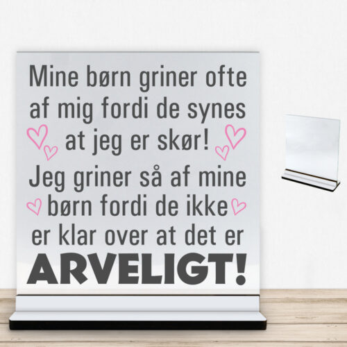 Mine børn griner ofte af mig... | Glasskilt inkl. fod med farvet overflade