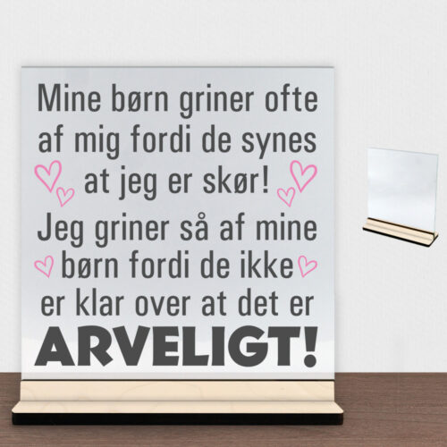 Mine børn griner ofte af mig... | Glasskilt inkl. fod (poppel krydsfinér)