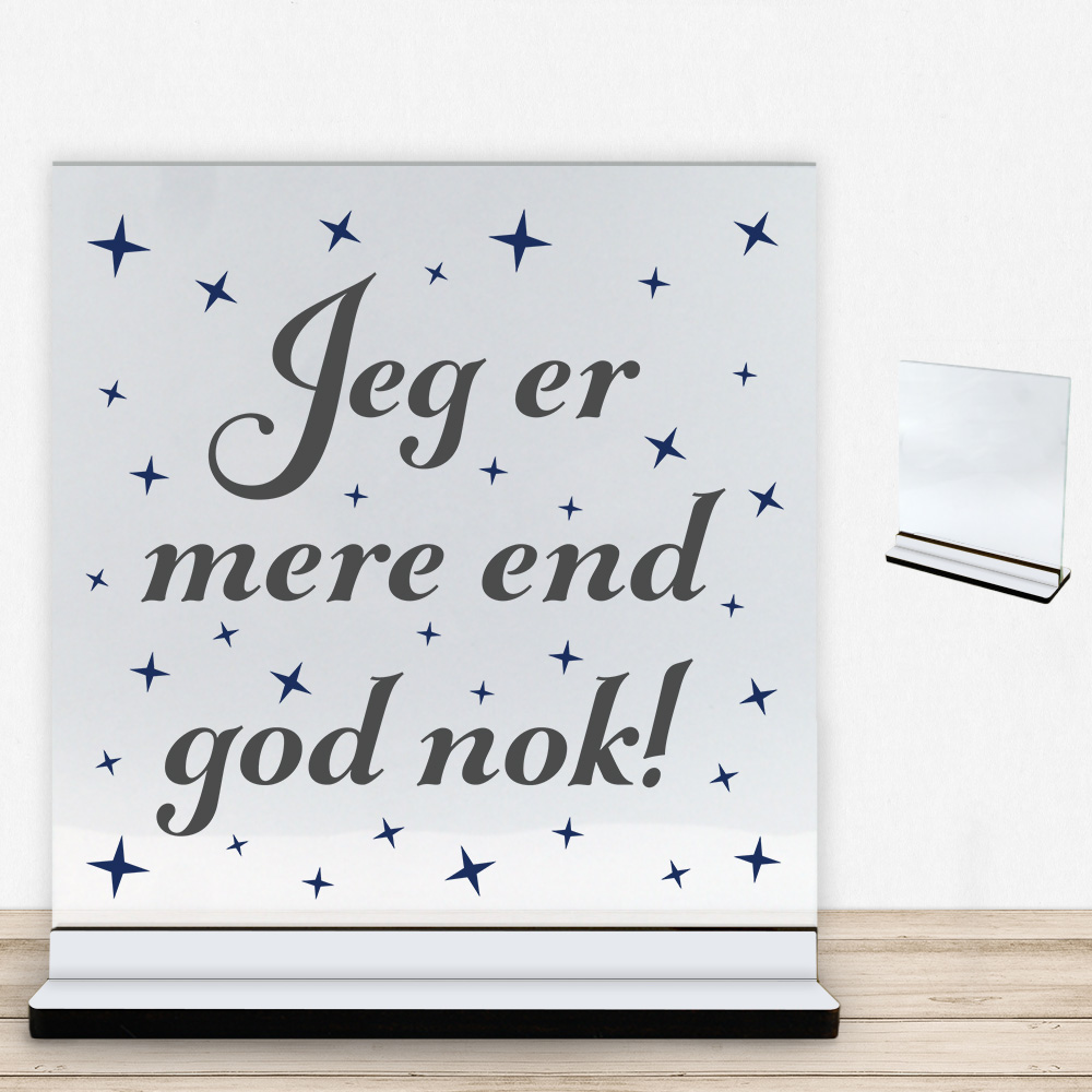 Jeg er mere end god nok! | Glasskilt inkl. fod med farvet overflade