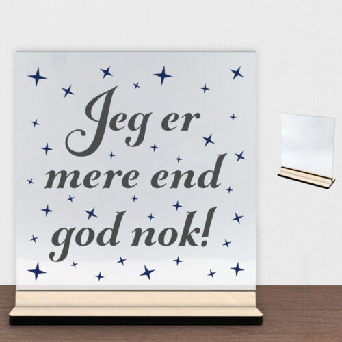 Jeg er mere end god nok! | Glasskilt inkl. fod (poppel krydsfinér)
