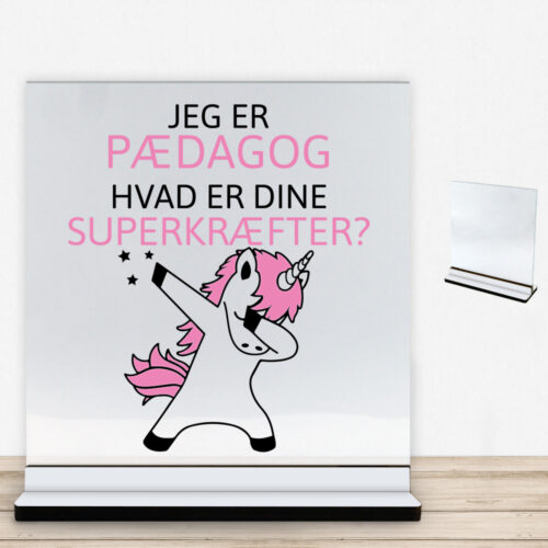 Jeg er pædagog, hvad er dine superkræfter | Glasskilt inkl. fod med farvet overflade
