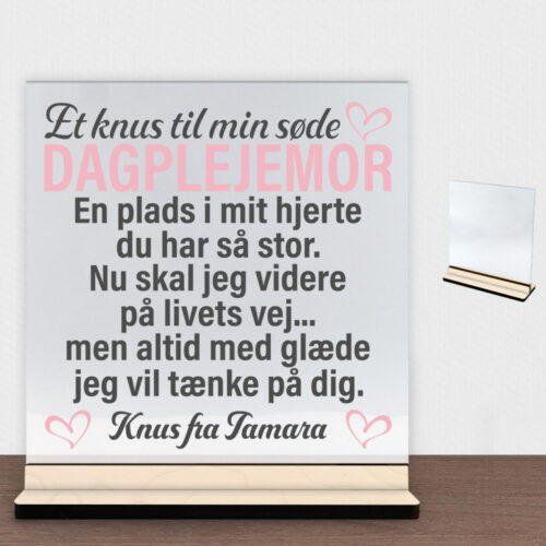 Et knus til min søde dagplejemor | Glasskilt inkl. fod (poppel krydsfinér)