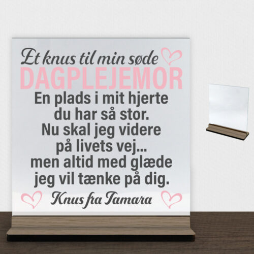 Et knus til min søde dagplejemor | Glasskilt inkl. fod (træfinér)