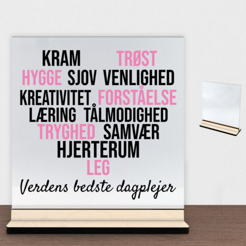 Kram, hygge & sjov - dagplejer | Glasskilt inkl. fod (poppel krydsfinér)