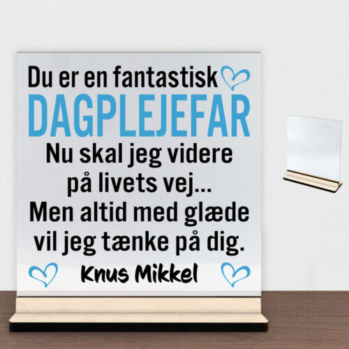 Du er en fantastisk dagplejefar #1 | Glasskilt inkl. fod (poppel krydsfinér)