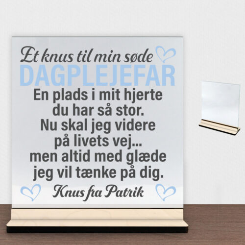 Et knus til min søde dagplejefar | Glasskilt inkl. fod (poppel krydsfinér)