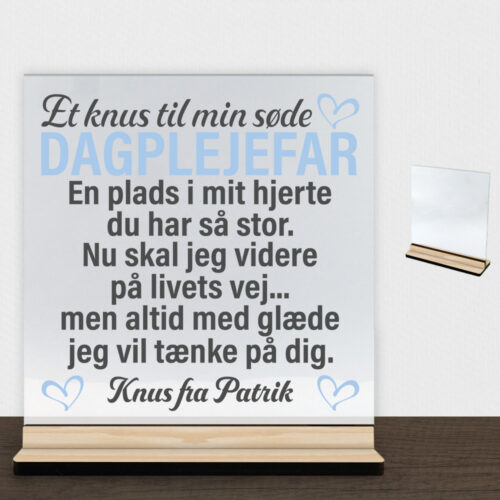 Et knus til min søde dagplejefar | Glasskilt inkl. fod (træfinér)