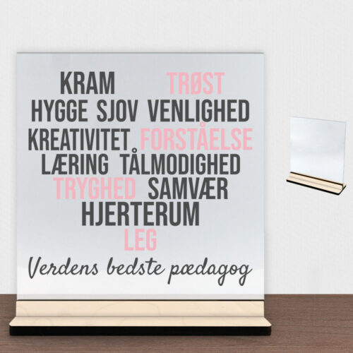 Kram, hygge & sjov - pædagog | Glasskilt inkl. fod (poppel krydsfinér)