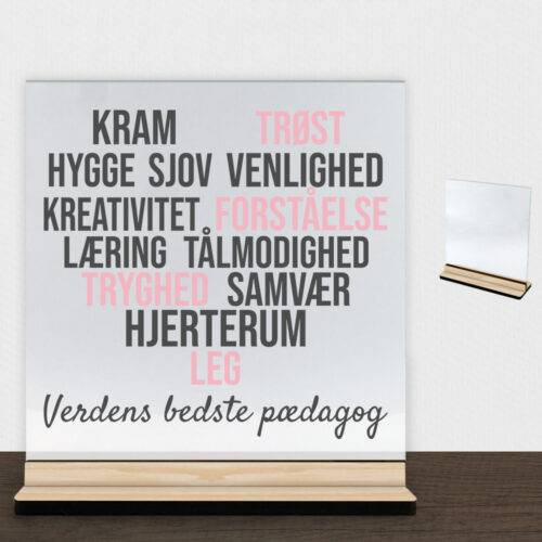 Kram, hygge & sjov - pædagog | Glasskilt inkl. fod (træfinér)