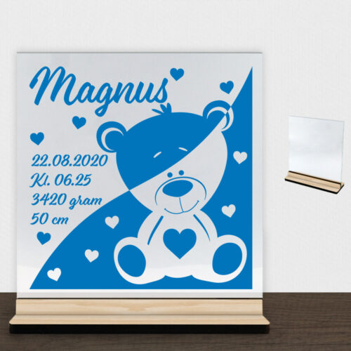 Bamsen Bailey m. fødselsdata | Glasskilt inkl. fod (træfinér)