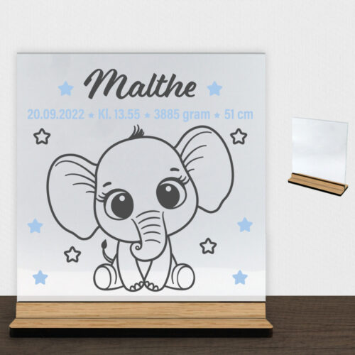 Baby elefant m. fødselsdata | Glasskilt inkl. fod (træfinér)