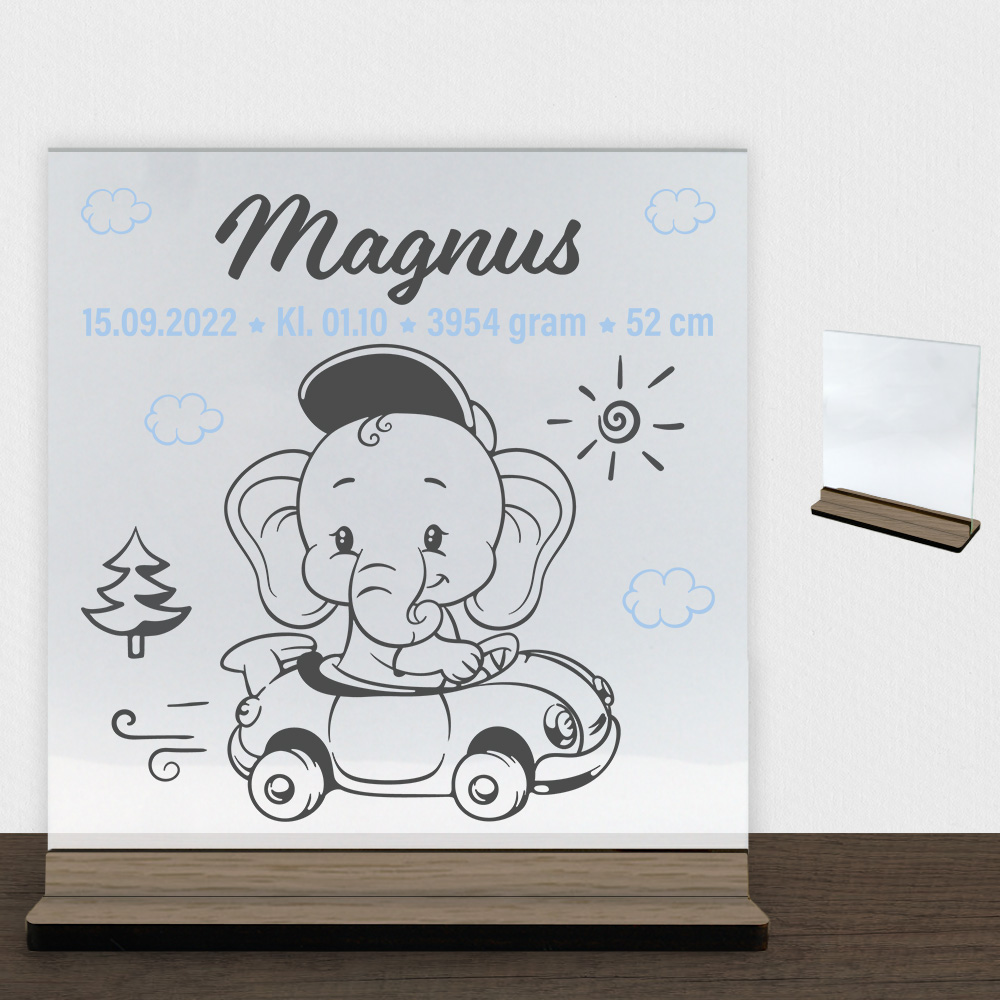 Den lille elefant #2 m. fødselsdata | Glasskilt inkl. fod (træfinér)