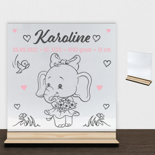 Den lille elefant #4 m. fødselsdata | Glasskilt inkl. fod (træfinér)