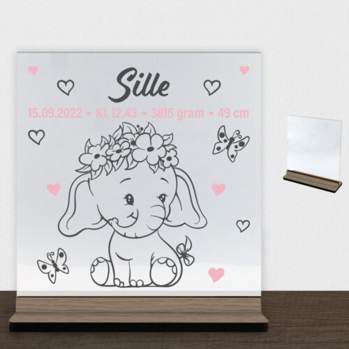 Den lille elefant #5 m. fødselsdata | Glasskilt inkl. fod (træfinér)