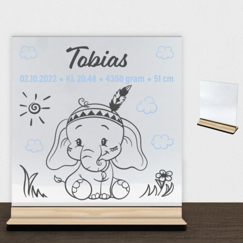 Den lille elefant #10 m. fødselsdata | Glasskilt inkl. fod (træfinér)