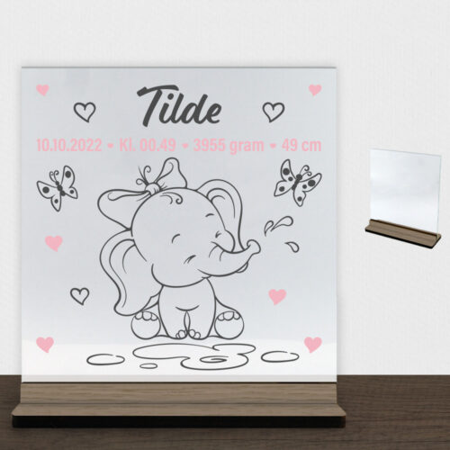 Den lille elefant #11 m. fødselsdata | Glasskilt inkl. fod (træfinér)
