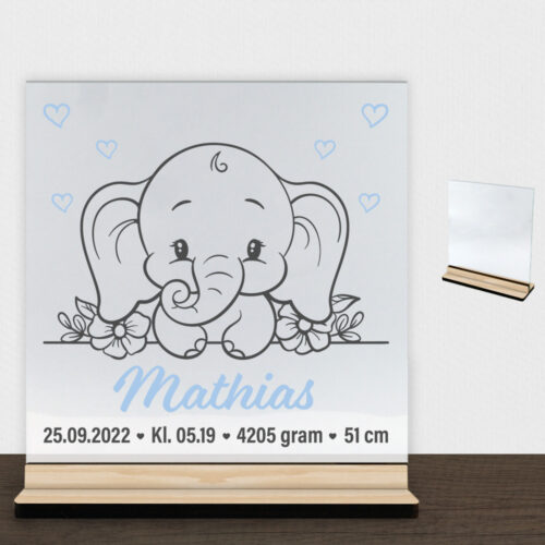 Den lille elefant #13 m. fødselsdata | Glasskilt inkl. fod (træfinér)