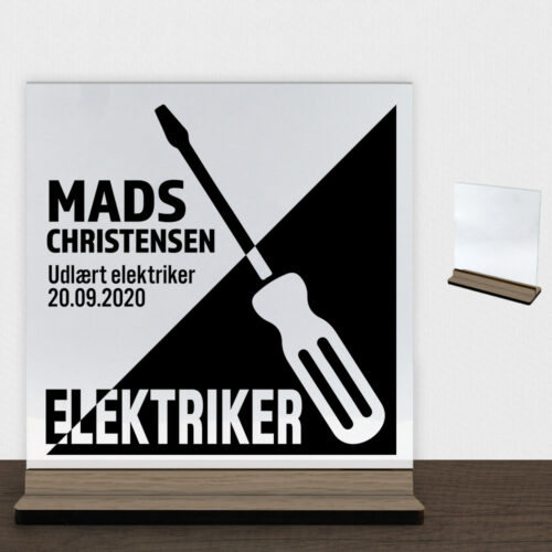 Udlært elektriker design 1 | Glasskilt inkl. fod (træfinér)