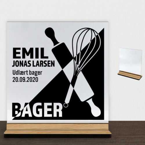 Udlært bager design 1 | Glasskilt inkl. fod (træfinér)