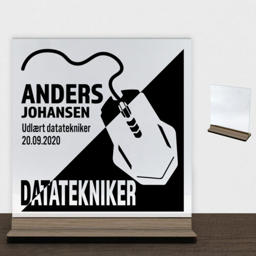 Udlært datatekniker design 1 | Glasskilt inkl. fod (træfinér)