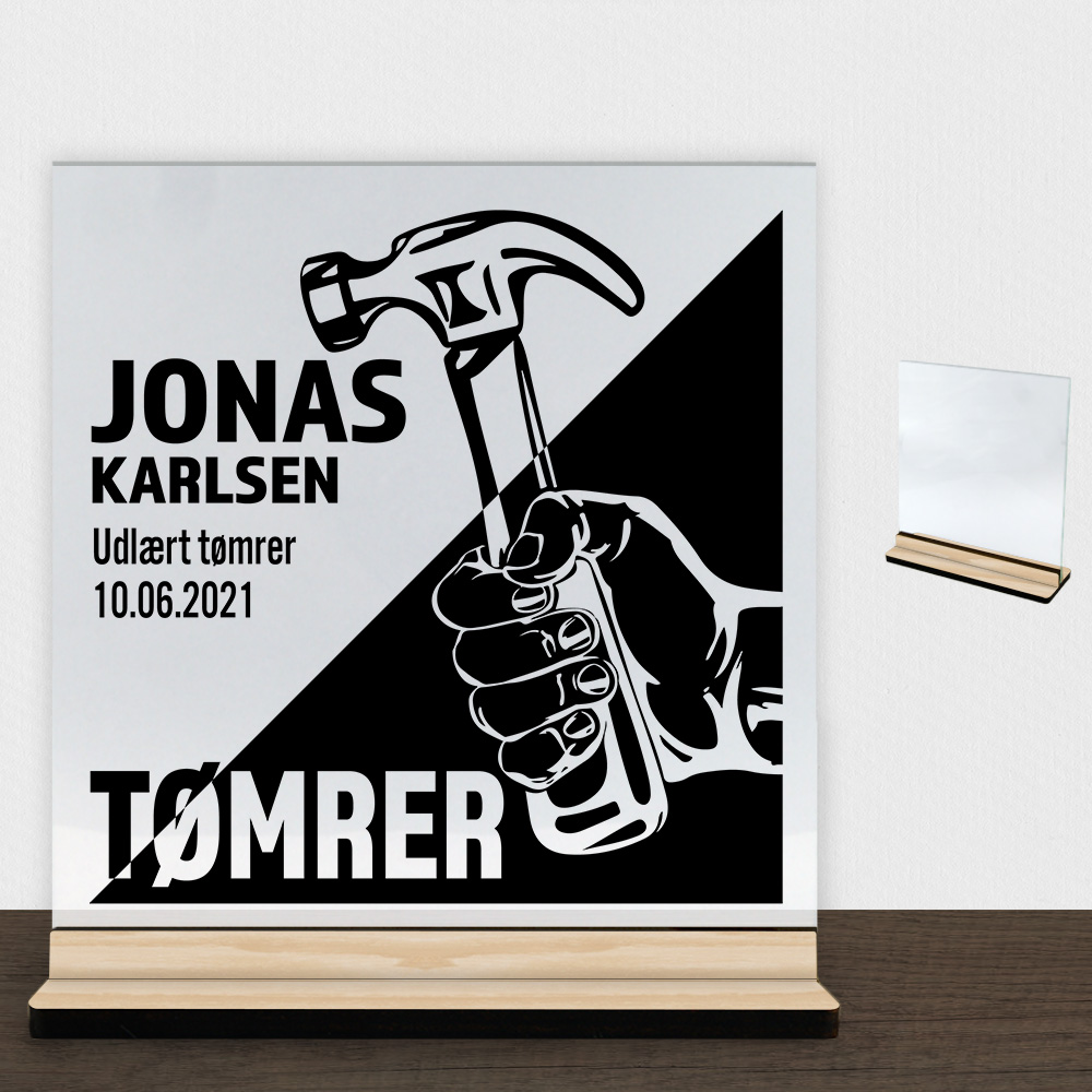 Udlært tømrer design 1 | Glasskilt inkl. fod (træfinér)