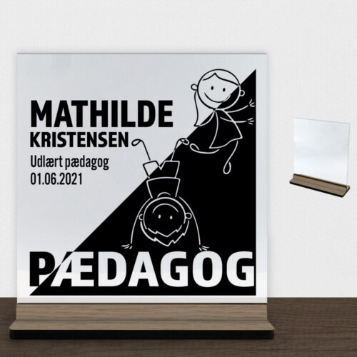 Udlært pædagog design 1 | Glasskilt inkl. fod (træfinér)