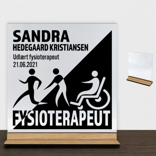 Udlært fysioterapeut design 1 | Glasskilt inkl. fod (træfinér)